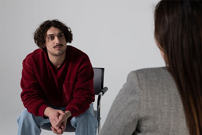 Mann im Gespräch mit einer Frau