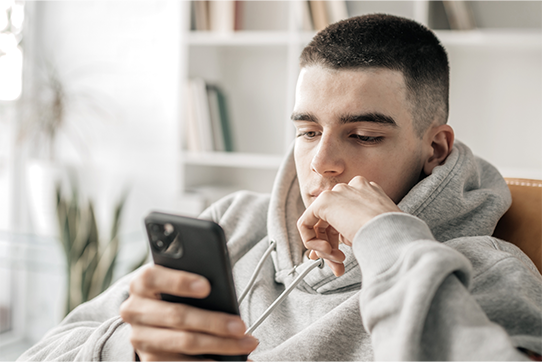 Mann schaut auf sein Smartphone