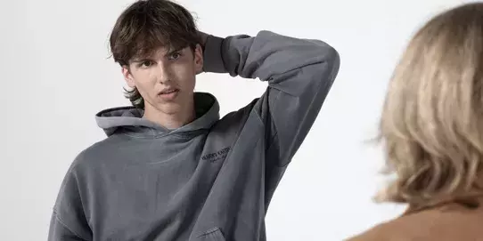 Mann spricht mit einer Frau