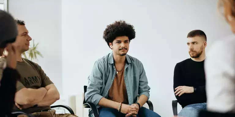 Eine Gruppe von Personen im Gespräch